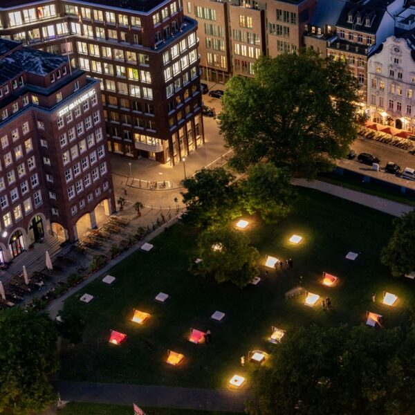 Workshop und Ausstellung „Lichtatmosphäre in der abendlichen Innenstadt“ am Hammaburg-Platz/Domplatz, Hamburg